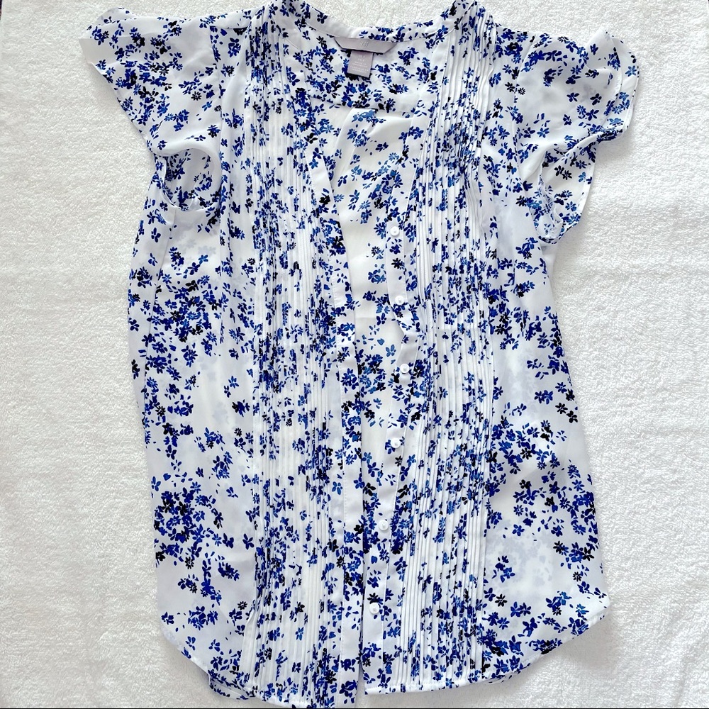 💞2/$20 H&M Blue And White Floral Blouse